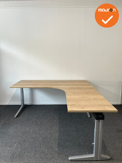 Ahrend Essa hoekbureau - Handmatig verstelbaar - 180x200cm - Bladkleur naar keuze - Zilvergrijs onderstel - Inclusief aanzetstu