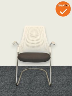 Herman Miller - Sayl - vergaderstoel - witte rug met zwarte gestoffeerde zitting