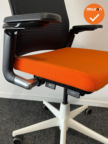 Ahrend 2020 bureaustoel  - Refurbished - Oranje stoffering - Met originiele netweave rug - Hoge rug - Wit voetkruis - Incluisie