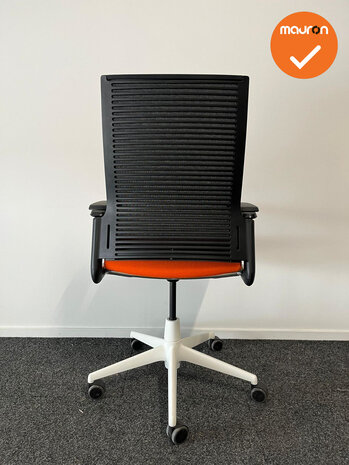 Ahrend 2020 bureaustoel  - Refurbished - Oranje stoffering - Met originiele netweave rug - Hoge rug - Wit voetkruis - Incluisie