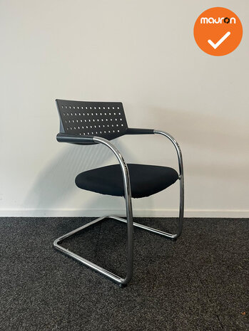 Vitra vergaderstoel - Chroom frame - Zwart met een zwarte stoffering 