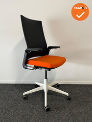 Ahrend 2020 bureaustoel  - Refurbished - Oranje stoffering - Met originiele netweave rug - Hoge rug - Wit voetkruis 